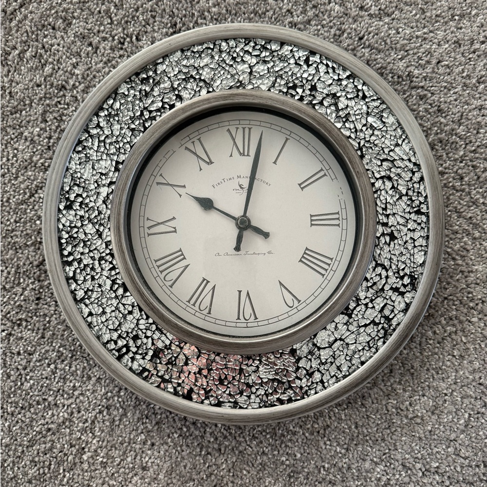 Silver sparkle clock